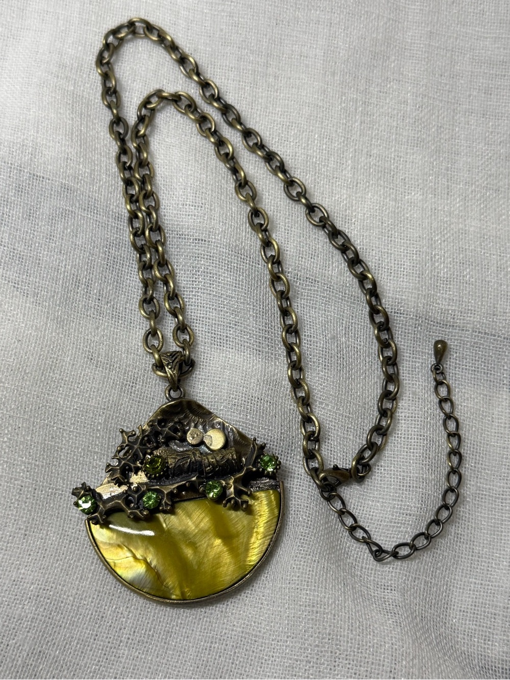 Vintage Brass Mother of Pearl Round Pendant Necklace Green Rhinestone Boho MOP - Picture 2 of 8